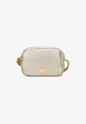 Bolso rectangular metálico dorado con acabado texturizado, cierre de cremallera, asa lateral y una pequeña placa de logo en rosa dorado en la parte frontal.