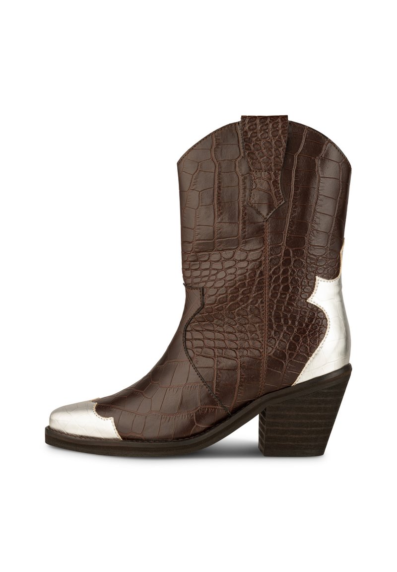 Bruna fejk krokodilskinncowboyboot med silvertåspets och vit häl, som har en västerländsk stil med broderade mönster och en staplad häl.