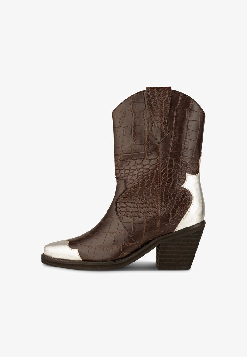 Bruna fejk krokodilskinncowboyboot med silvertåspets och vit häl, som har en västerländsk stil med broderade mönster och en staplad häl.