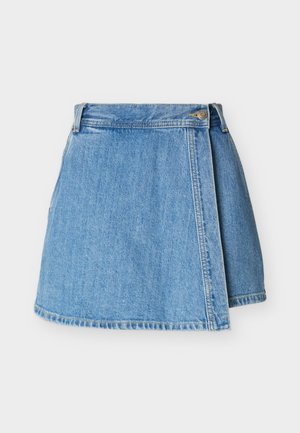 Jupe portefeuille en denim bleu clair avec passants pour ceinture, fermeture à boutons sur le devant et ourlet légèrement asymétrique.
