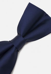 Marineblaues Satin-Fliegenband mit glatter Textur, klassischer Form und zentralem Knoten, der ein dezentes diagonales Webmuster zeigt.