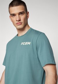 adidas Performance FC BAYERN M�NCHEN SZN TEE - T-shirt basic - hazy emerald
