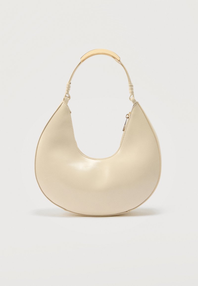Sac à main crème en forme de croissant avec une poignée courte ornée d'un accent en métal doré et une fermeture éclair latérale.