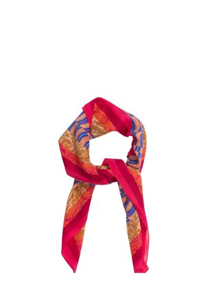 Zijden sjaal met rode rand, oranje bloemen en blauw gestreept patroon, losjes geknoopt tegen een witte achtergrond.