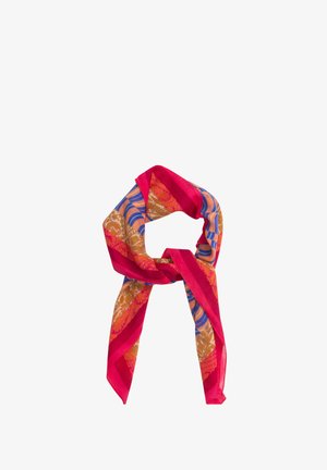 Zijden sjaal met rode rand, oranje bloemen en blauw gestreept patroon, losjes geknoopt tegen een witte achtergrond.