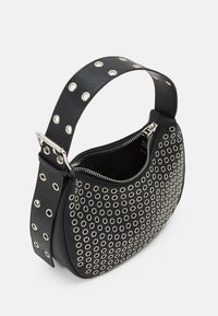 Borsa a spalla in pelle nera con dettagli in metallo argentato e chiusura zip. Presenta una tracolla ampia con ritagli circolari.