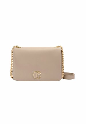 Beige faux læder håndtaske med en rektangulær form, guld kæde-strop og et fremtrædende prægede logo på fronten.