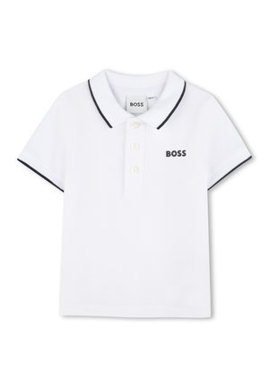 Hvid kortærmet polo med sort kant på krave og ærmer, tre hvide knapper og "BOSS"-logo på venstre bryst.