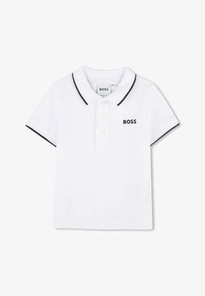 Biała koszulka polo z krótkim rękawem, z czarnym wykończeniem na kołnierzyku i rękawach, trzema białymi guzikami oraz logo "BOSS" na lewej piersi.