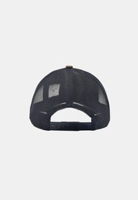Casquette de baseball en maille noire avec une visière incurvée. Équipée d'une fermeture snapback en plastique et d'un bouton en tissu sur le dessus.