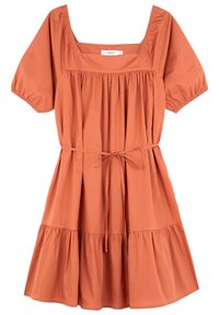 Robe en coton couleur rouille avec manches courtes bouffantes, encolure carrée, tissu froncé, taille nouée et jupe à volants.