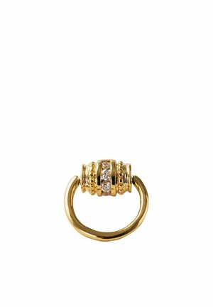 Anillo de oro con una sección central que presenta tres piedras preciosas transparentes, diseño cilíndrico, bandas texturizadas a ambos lados y un aro redondeado.