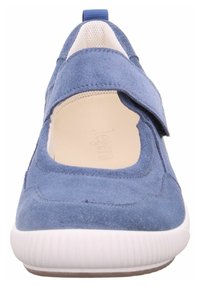 Scarpa blu in pelle scamosciata con punta arrotondata, cinturino in Velcro e suola in gomma bianca. L'interno presenta una morbida fodera e dettagli di cucitura minimi.