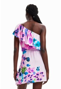 Vestido de un solo hombro con escote volado, que presenta un patrón floral en rosa, azul y verde sobre un fondo claro; tejido ligero.