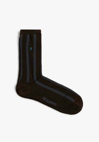 Calcetines marrones con rayas verticales azules, hechos de una tela suave. Presentan un pequeño detalle de calavera y el texto "SCALPERS" cerca del puño.