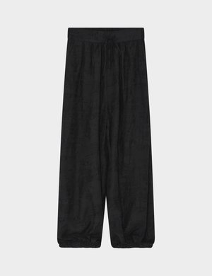 Μαύρο, ελαφρύ παντελόνι με ελαστική μέση και ρυθμιζόμενο κορδόνι. Διαθέτει άνετη εφαρμογή και σούρες στις μπατζάκια. Διακριτικό υφή μοτίβου.