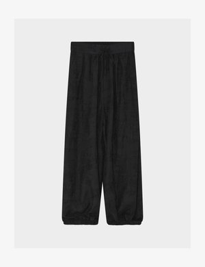 Μαύρο, ελαφρύ παντελόνι με ελαστική μέση και ρυθμιζόμενο κορδόνι. Διαθέτει άνετη εφαρμογή και σούρες στις μπατζάκια. Διακριτικό υφή μοτίβου.