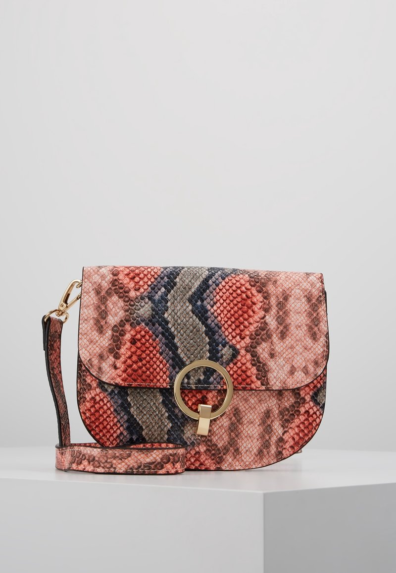 Borsa a tracolla in pelle sintetica testurizzata a motivo di serpente, con tonalità di arancione, rosa e blu. Accessorio rotondo in oro sul pattino.