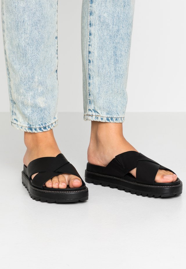 ROAMING™ CRISS CROSS SLIDE - Klapki - black