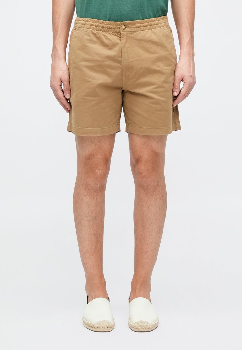 Shorts bej cu talie elastică și un buton frontal. Fabricate dintr-un material ușor, cu două buzunare laterale și o croială dreaptă.