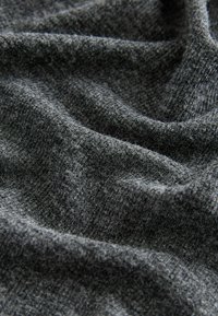 Donkergrijze stof met een zachte textuur, voorzien van een subtiel geweven patroon en lichte kleurnuances, die diepte en dimensie creëren.