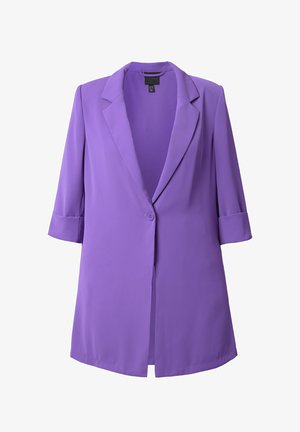 Lila Damenblazer mit Schalkragen, Ein-Knopf-Verschluss und hochgekrempelten Dreiviertelärmeln, auf weißem Hintergrund präsentiert.