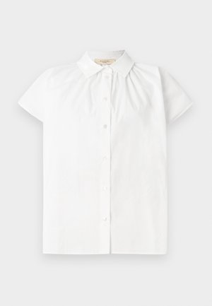 Chemise blanche à manches courtes avec un col classique, fermeture à boutons, détails froncés aux épaules et texture en coton lisse.