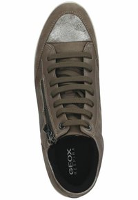 Braune Wildleder-Sneaker mit einer silbernen Zehenkappe, olivgrünen Schnürsenkeln, seitlichem Reißverschluss und einem schwarzen Innenfutter mit "GEOX RESPIRA" Branding.
