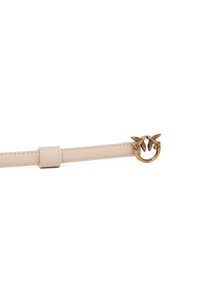 Ceinture en cuir beige avec une boucle en métal doré de forme arrondie, ornée de deux motifs d'oiseaux détaillés. Texture lisse avec des coutures le long des bords.