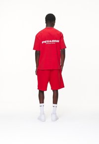 Pegador LOGO - Shorts - washed red/white gum