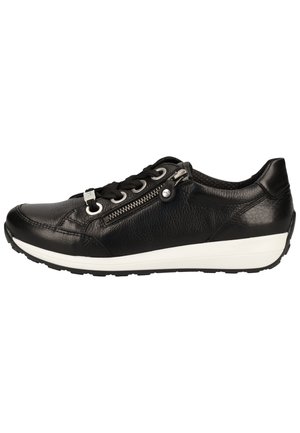 Zwarte leren sneaker met een gestructureerde afwerking, voorzien van een zijklepper, vetersluiting aan de voorkant en een witte zool voor contrast. Ronde neusstijl.