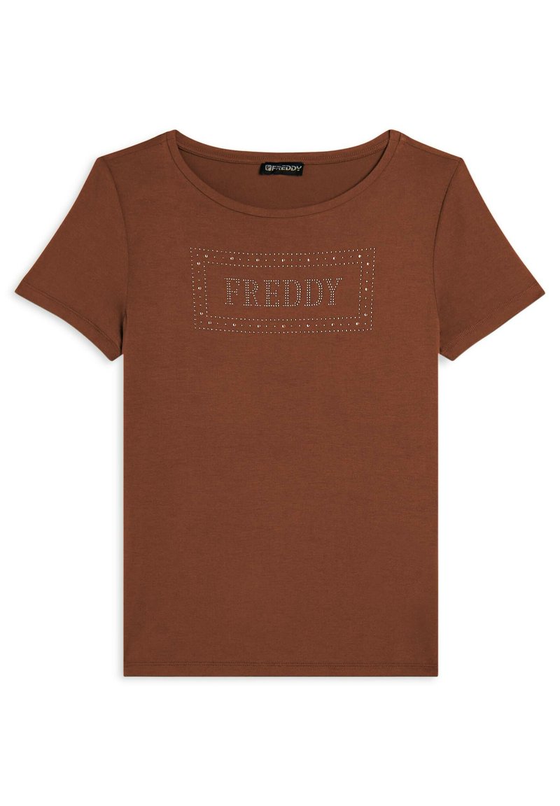 Camiseta de manga corta marrón de algodón suave, con un diseño rectangular que presenta la palabra "FREDDY" en adornos de puntos en la parte frontal.
