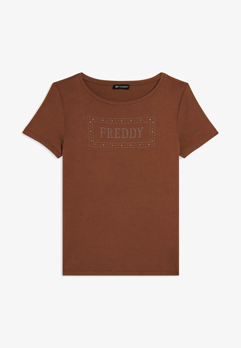 Camiseta de manga corta marrón de algodón suave, con un diseño rectangular que presenta la palabra "FREDDY" en adornos de puntos en la parte frontal.