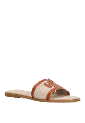 Sandal de deslizamiento en tonos marrón y beige, con parte superior texturizada y un diseño de corte prominente, suela plana y sin herrajes visibles.