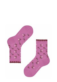 Różowe skarpetki z kwiatowym wzorem małych białych i burgundowych kwiatów, z dekoracyjną, prążkowaną górą. Logo "FALKE" umieszczone na skarpetkach.