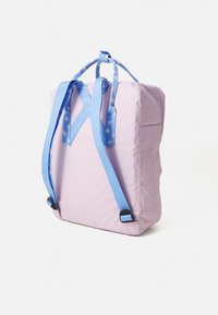 Paarse rugzak met blauwe verstelbare banden, stippenaccenten, vierkante vorm en een gladde stoftextuur. Bevat twee zijzakken.