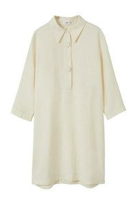 Robe-chemise couleur crème en tissu lisse, dotée d'un col pointu, de boutons sur le devant et de manches trois-quarts avec un ourlet légèrement arrondi.