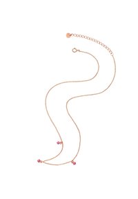 Roseguldfärgad halskedja med en delikat kedja, som har tre små rosa ädelstenar jämnt fördelade längs längden och en krabba-krok lås.