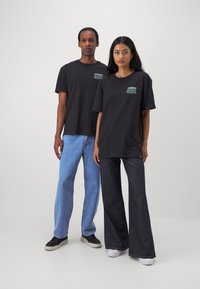 Tommy Jeans POP UNISEX - Camiseta estampada - black