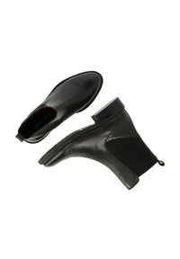 Botas de tobillo de cuero negro con lados elásticos, puntera redondeada, tacón pequeño y detalles perforados en la puntera. Textura suave, diseño minimalista.