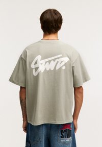 PULL&BEAR WITH LOGO - T-shirts print - dark green