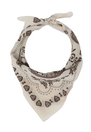 Bandana triangular beige con motivos florales y de corazones negros, atada con un nudo simple en la parte superior.