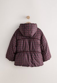 Veste matelassée à carreaux avec un motif à carreaux bordeaux et bleu marine, une capuche et des poignets élastiqués. Le matériau semble lisse avec une finition brillante.