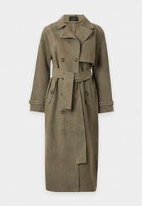 Long trench-coat en daim vert olive avec boutons croisés, large col, ceinture à la taille et poignets à brides boutonnées.