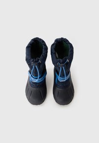 Par de botas de invierno en azul marino y negro con correas ajustables azules y cierres de cordón en un fondo blanco.