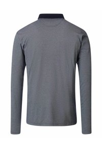 Szara koszulka polo z długim rękawem o fakturowanym wzorze. Posiada granatowy kołnierzyk i mankiety, wykonana z miękkiego, oddychającego materiału.