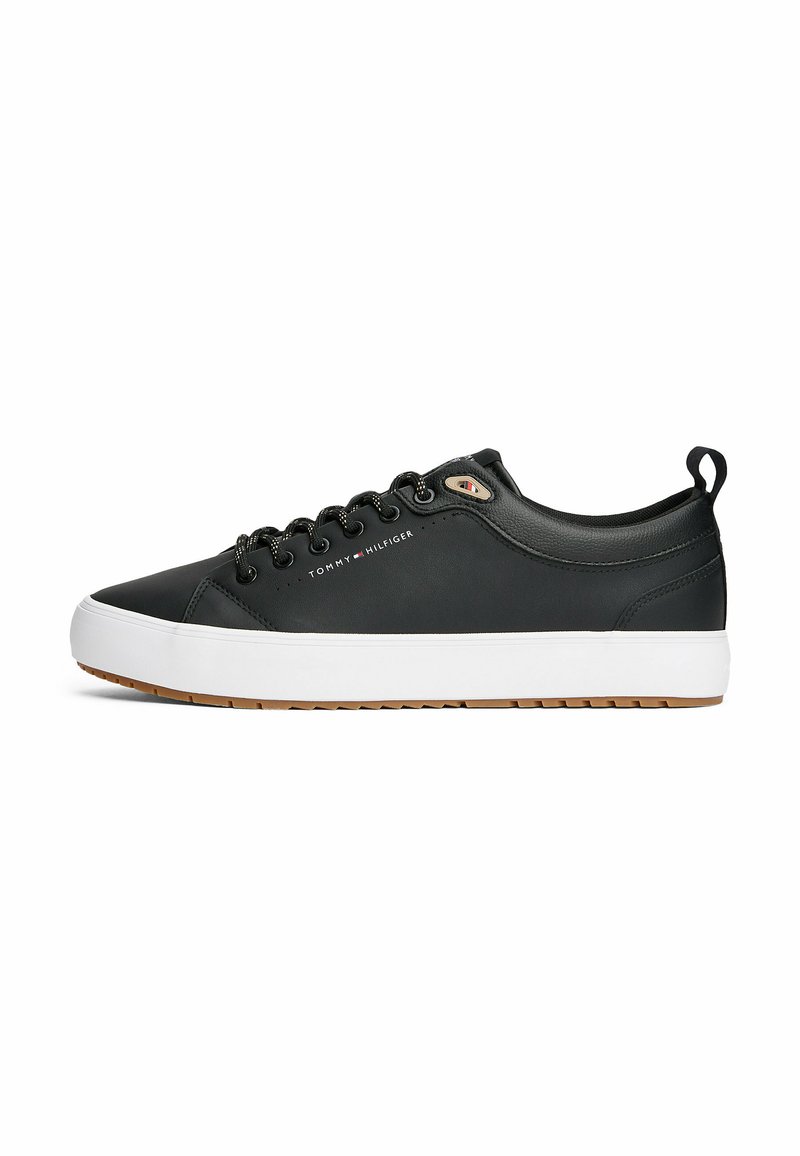 Schwarze Ledersneaker mit runder Spitze, weißer Gummisohle und schwarzen Schnürsenkeln. Mit einem kleinen Logo-Detail an der Seite und einer Schlaufe an der Rückseite.