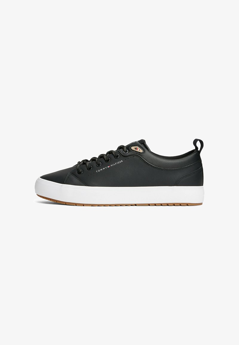 Schwarze Ledersneaker mit runder Spitze, weißer Gummisohle und schwarzen Schnürsenkeln. Mit einem kleinen Logo-Detail an der Seite und einer Schlaufe an der Rückseite.