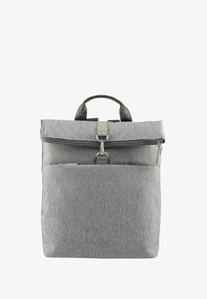 Zaino in tessuto grigio con patta superiore, chiusura con cerniera, tasca anteriore e manico testurizzato. Hardware notable include una clip metallica e accenti.