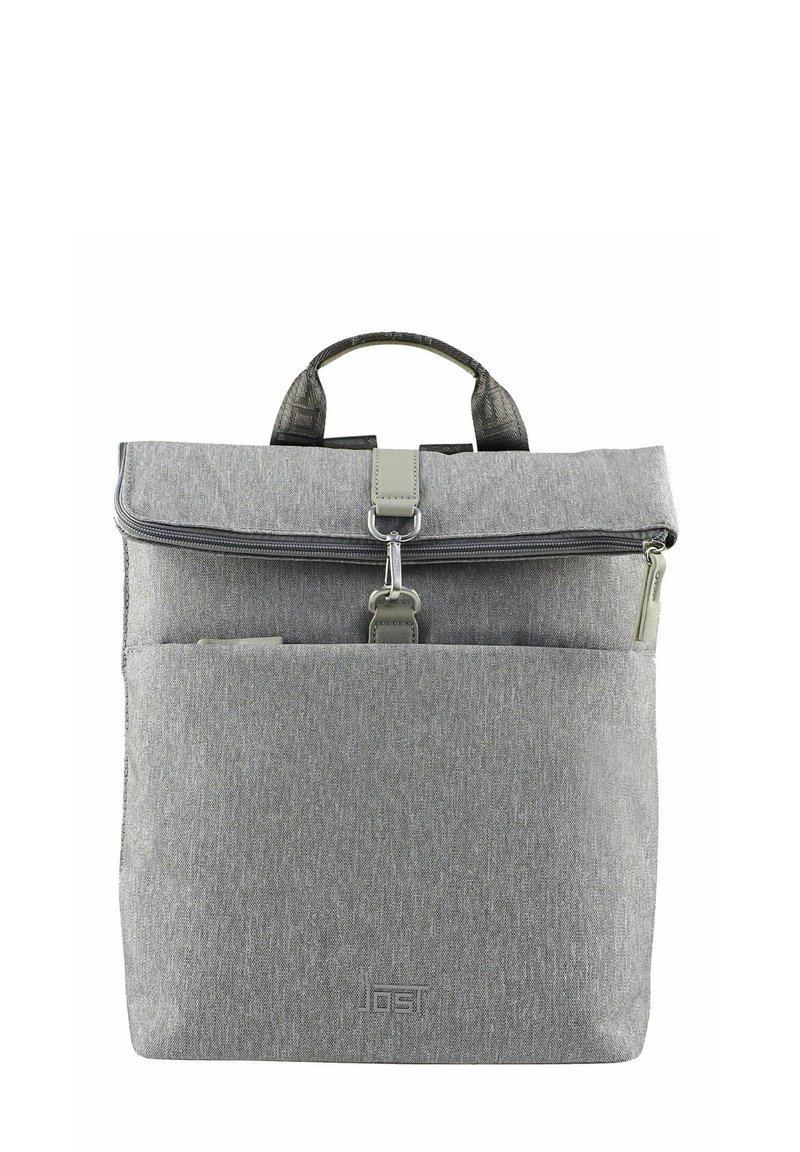 Zaino in tessuto grigio con patta superiore, chiusura con cerniera, tasca anteriore e manico testurizzato. Hardware notable include una clip metallica e accenti.